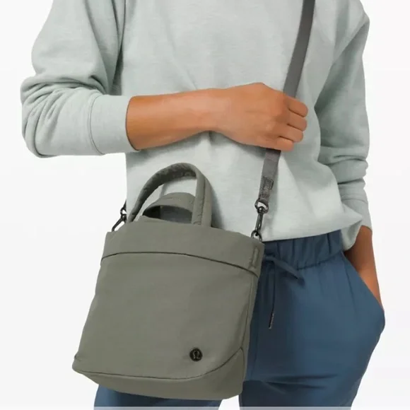 lululemon athletica Olive Tote Crossbody Bag - Picture 2 of 4